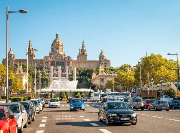 バルセロナの交通, バックグラウンドでカタルーニャ美術館国立博物館と - plaza de espana barcelona street catalonia ストックフォトと画像