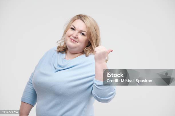 스튜디오에서 흰색 배경에 캐주얼 블루 옷에 젊은 뚱뚱한 여자 바디 플러스 섹스 심벌에 대한 스톡 사진 및 기타 이미지 - 섹스 심벌,  큰 체격, 곡선 - iStock 스튜디오에서 흰색 배경에 캐주얼 블루 옷에 젊은 뚱뚱한 여자 바디 플러스 섹스 심벌에 대한 스톡 사진 및 기타 이미지 - 섹스 심벌,  큰 체격, 곡선 - Istock