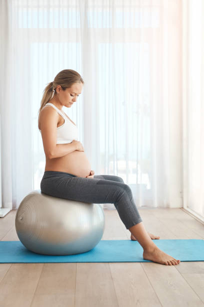軽い運動を楽しんだ? - human pregnancy prenatal care relaxation exercise ball ストックフォトと画像