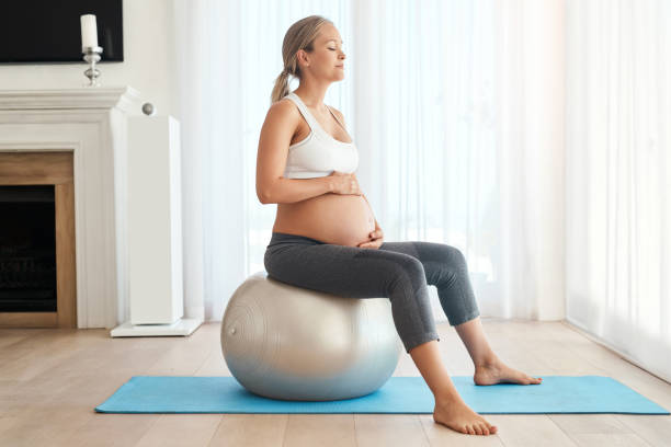 彼女の筋肉を労働の形に保つ - human pregnancy prenatal care relaxation exercise ball ストックフォトと画像