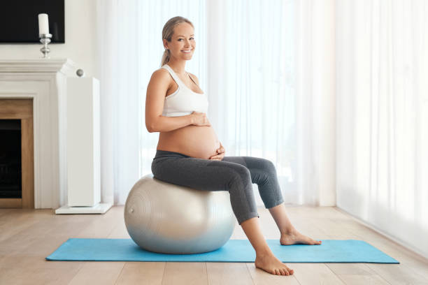 私のための余分な体重増加はありません - human pregnancy prenatal care relaxation exercise ball ストックフォトと画像