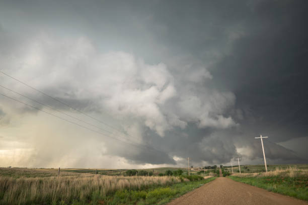 гроза движется над сельской местностью северо-западной оклахомы. - environmental damage tornado oklahoma storm стоковые фото и изображения