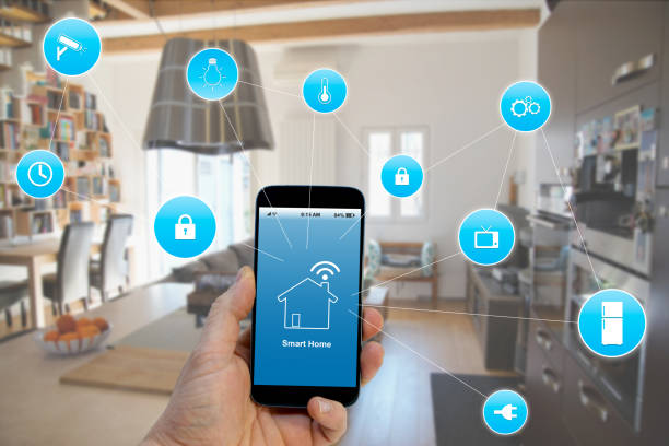 smartphone con mano con applicazione smart home sullo schermo - domotica foto e immagini stock