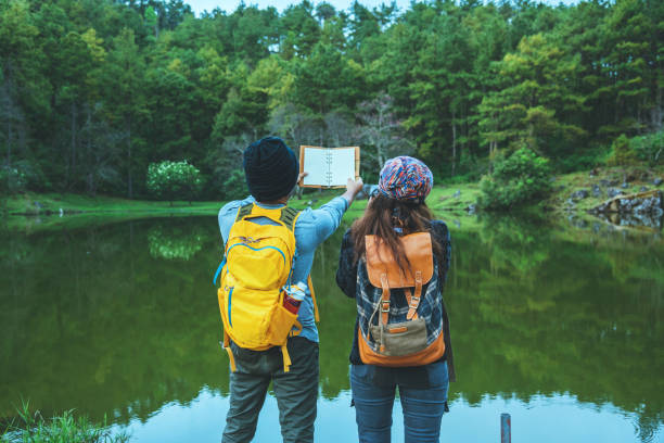 páry cestující, fotografují a studují přírodu v chiangmai v thajsku. - třešně bobulové ovoce fotky - stock snímky, obrázky a fotky
