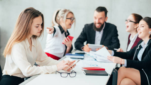 corporativo bullying negócio equipe reunião colega - sneering - fotografias e filmes do acervo