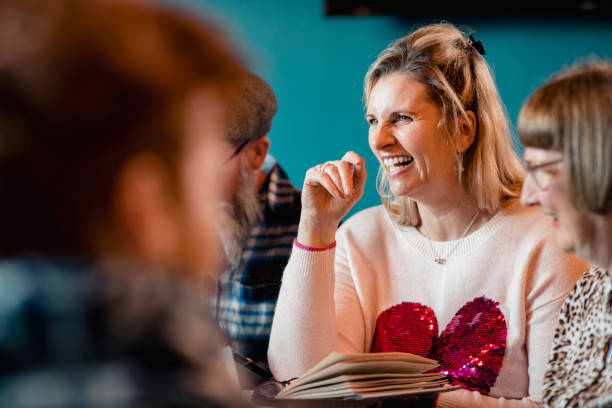 socialiser au book club - life back lit people happiness photos et images de collection