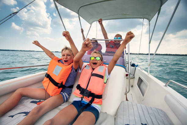 famiglia che si diverte a guidare una barca sul lago di garda - mezzo di trasporto marittimo foto e immagini stock