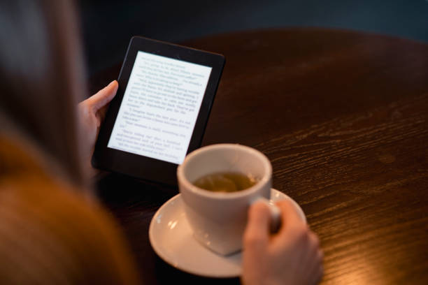 чтение и расслабление - e reader digital tablet cafe reading �стоковые фото и изображения