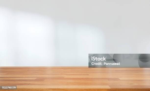 Schöner Leerer Holztisch Mit Abstraktem Blur Weißem Innenraum Stockfoto und mehr Bilder von Tisch