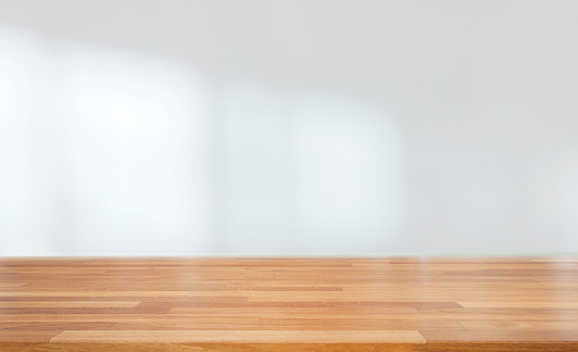Mesa de madera vacía hermosa contra abstracto desenfoque blanco fondo interior photo