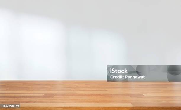 Mesa De Madera Vacía Hermosa Contra Abstracto Desenfoque Blanco Fondo Interior Foto de stock y más banco de imágenes de Mesa - Mueble