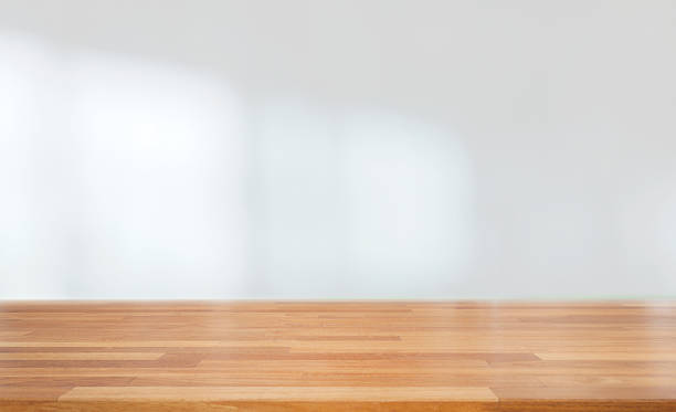 tabela de madeira vazia bonita de encontro ao fundo interior branco do borrão abstrato - desk office home interior house - fotografias e filmes do acervo