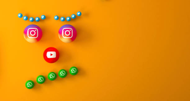 橙色桌子上的大理石社交媒體服務圖示的球狀形狀 - twitter 個照片及圖片檔