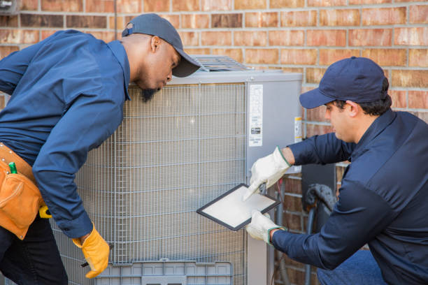 equipe multi-ethnic de reparadores azuis do condicionador de ar do colar no trabalho. - air conditioner technician service repairman - fotografias e filmes do acervo