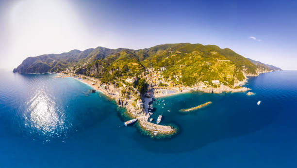 вид с воздуха на монтероссо аль-маре, синке-терре. италия - summer beach vacations sand стоковые фото и изображения