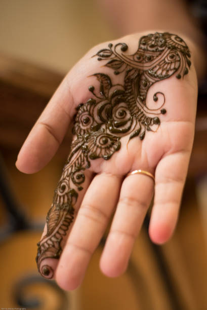 mãos do tatuagem do henna de mehndi - henna tattoo - fotografias e filmes do acervo