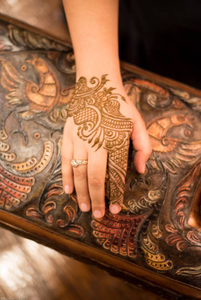 mehndi henna tattoo hands - henna tattoo stock-fotos und bilder