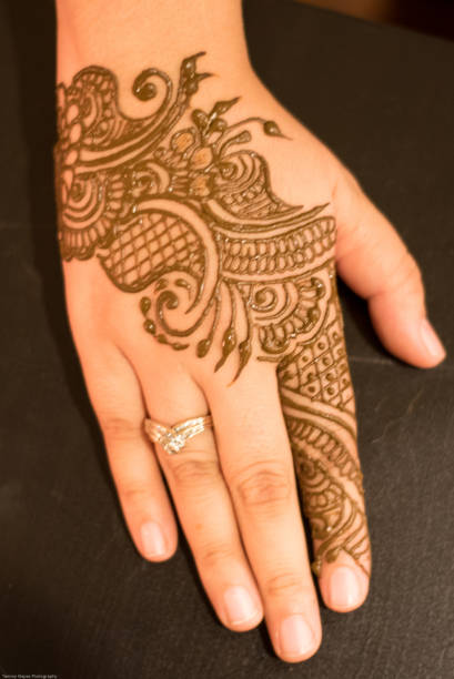 mehndi henna tattoo hands - henna tattoo stock-fotos und bilder