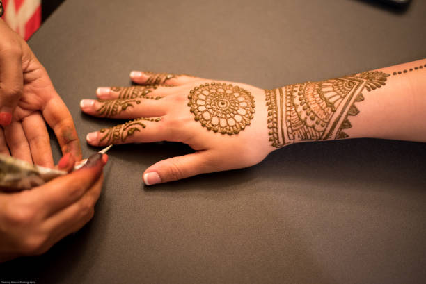 mãos do tatuagem do henna de mehndi - henna tattoo - fotografias e filmes do acervo