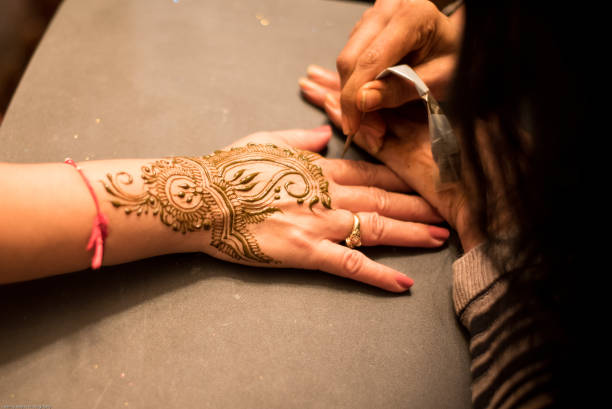 mehndi henna tattoo hands - henna tattoo stock-fotos und bilder