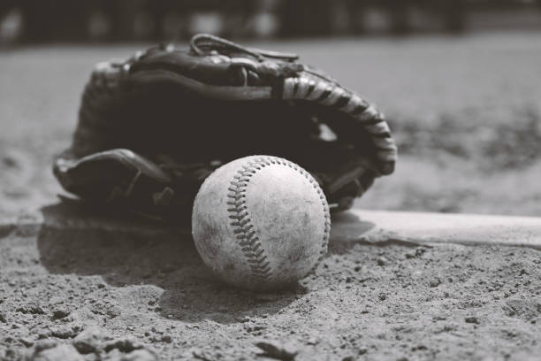 baseball noir et blanc avec gant sur le terrain. - baseball glove baseball baseballs old fashioned photos et images de collection