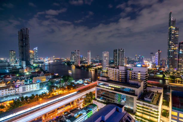 bangkok,tajlandia - grudzień 5 2018: nocna fotografia pejzażu chmur wzdłuż rzeki chao praya ze stacją bts szlak świetlny - lee street station zdjęcia i obrazy z banku zdjęć