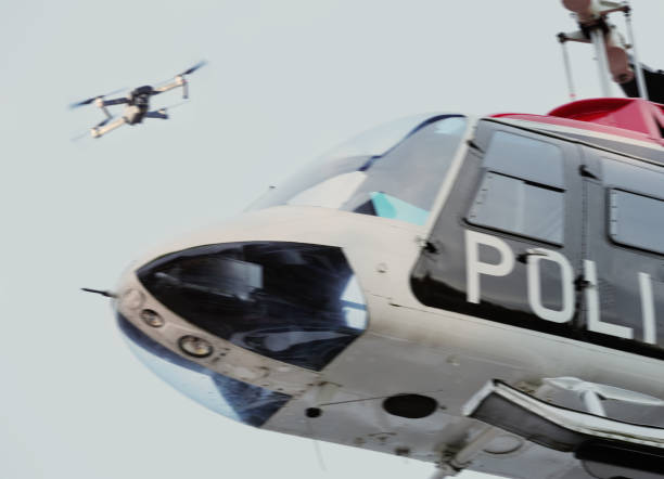 drone ed elicottero della polizia - police helicopter foto e immagini stock