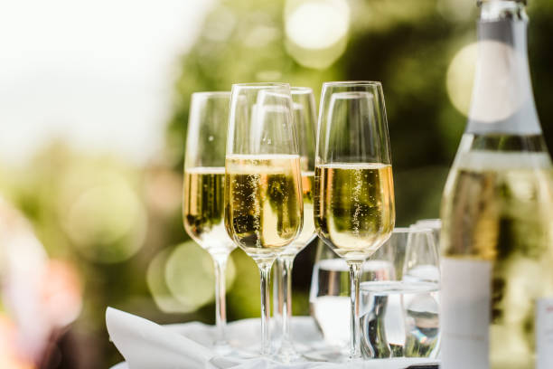 primer plano de las flautas de champán - champagne fotografías e imágenes de stock