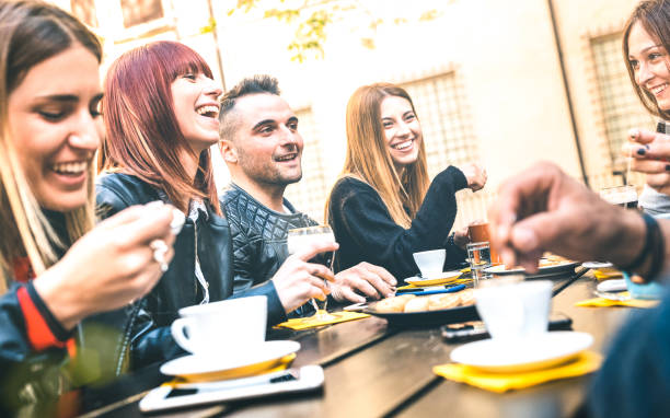 amigos que bebem o cappuccino no restaurante do café-povos millenial que falam e que têm o divertimento junto na cafetaria da barra da forma-conceito da amizade com homens e as mulheres felizes no café-filtro vívido brilhante - friendship cafe social gathering talking - fotografias e filmes do acervo