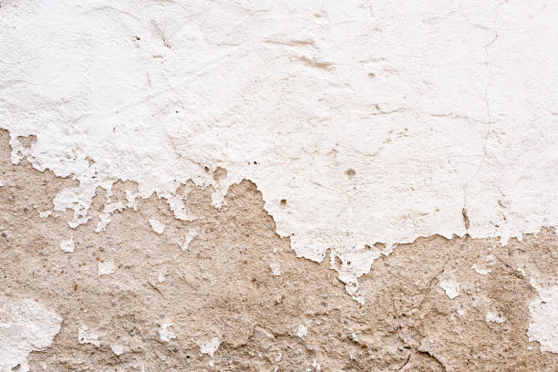 plaster crumbles off the wall - konstruktion imagens e fotografias de stock