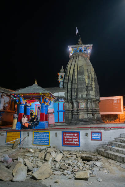 храм ухимат в рудрапрайаге, уттаракханд, индия - garhwal стоковые фото и изображения