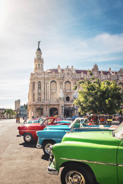 auto d'epoca colorate cubane di fronte al gran teatro - l'avana, cuba - taxi retro revival havana car foto e immagini stock