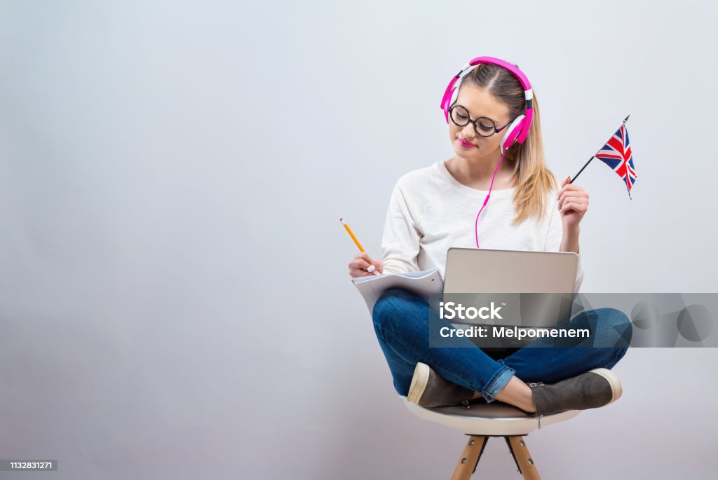 Jonge vrouw met Britse vlag met behulp van een laptop computer - Royalty-free Engeland Stockfoto