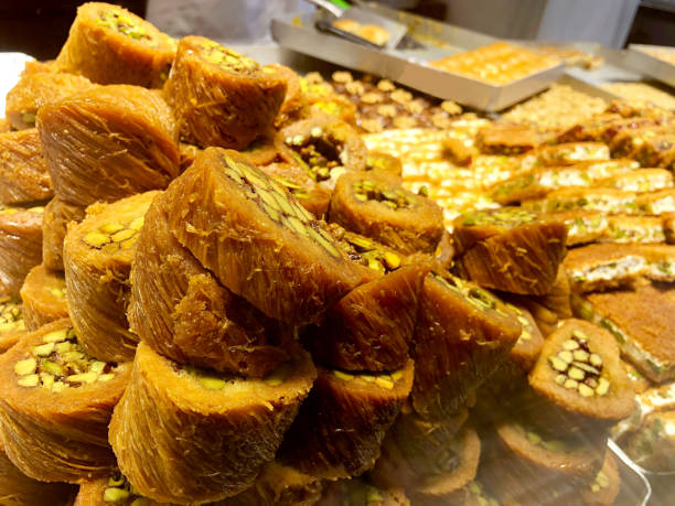 kadayif al pistacchio ripieno di dolci turchi - cooked in a row traditional culture indoors foto e immagini stock