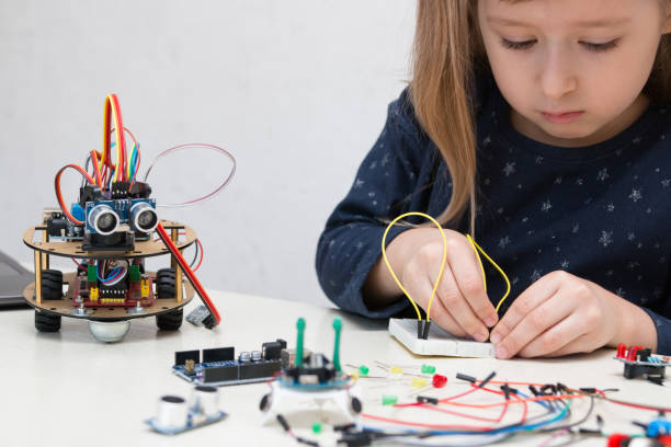 dziewczyna i robot arduino. - electronics industry electrical equipment laboratory scientific experiment zdjęcia i obrazy z banku zdjęć