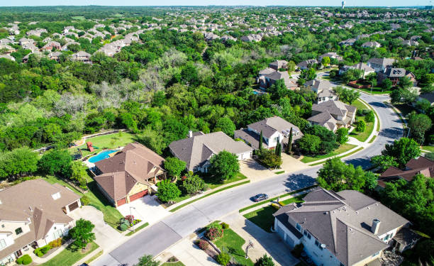 pemandangan drone udara di atas rumah pinggiran kota di cedar park, texas - pinggiran kota potret stok, foto, & gambar bebas royalti