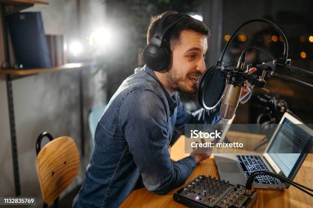 Photo libre de droit de Talent Pour Des Spectacles De Divertissement banque d'images et plus d'images libres de droit de DJ de radio - DJ de radio, Poste de radio, Podcasting