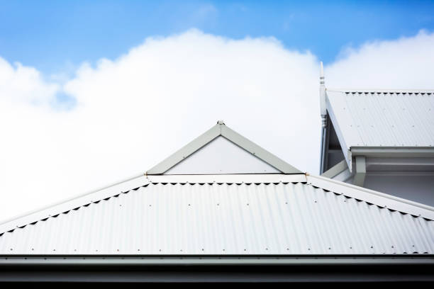 azotea blanca del metal, vista delantera, fondo del cielo con el espacio de la copia - roof metal house steel fotografías e imágenes de stock