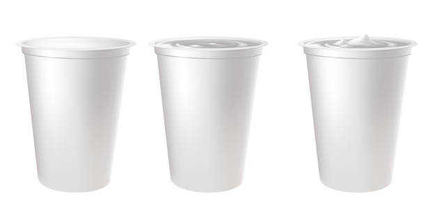 реалистичные пластиковые пакеты для йогурта. 3d вектор. - can disposable cup blank container stock illustrations
