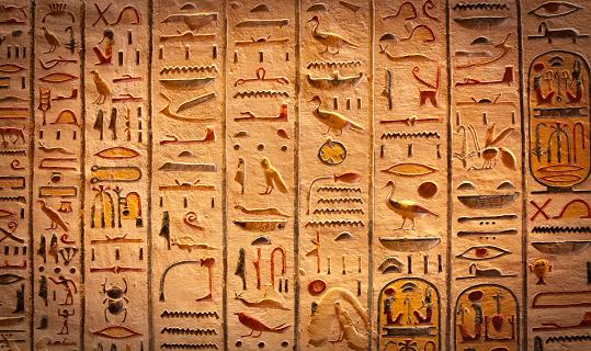 Detalle de jeroglíficos egipcios en Luxor photo