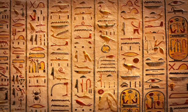 detail of egyptian hieroglyphs in luxor - pharaonic tomb imagens e fotografias de stock