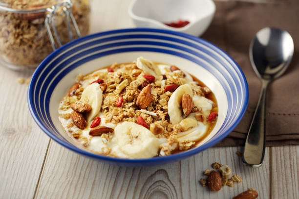 gesunde ojoghurtschale - granola breakfast dieting food stock-fotos und bilder