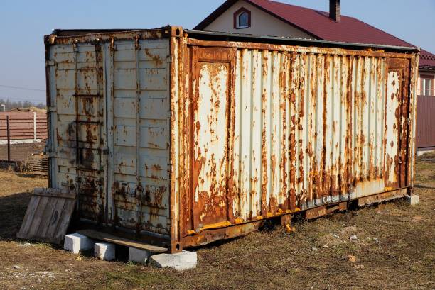 duży stary szary metalowy pojemnik w rdzę stoi na ulicy - cargo container metal container rough zdjęcia i obrazy z banku zdjęć