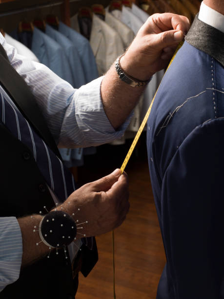 hombre que mide la chaqueta en el vestido masculino - tailor suit textile fashion fotografías e imágenes de stock