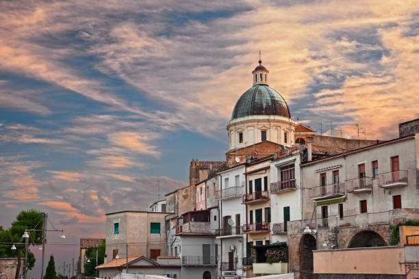 ortona, abruzzen, italien: stadtbild bei sonnenaufgang der altstadt - pescara stock-fotos und bilder