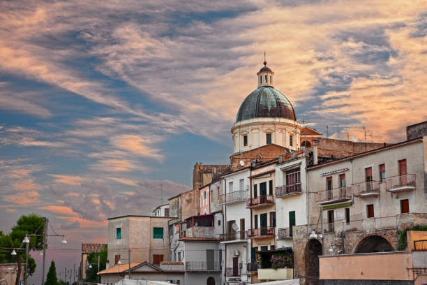 ortona, abruzzo: paesaggio urbano all'alba del centro storico - pescara foto e immagini stock