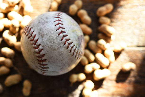 stary skórzany baseball - baseball baseballs peanut american culture zdjęcia i obrazy z banku zdjęć