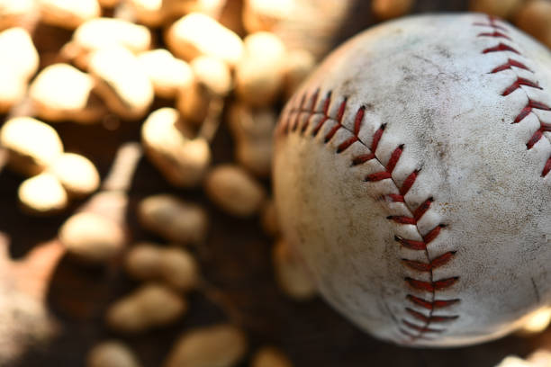 vieux cuir de baseball - baseball baseballs peanut american culture photos et images de collection