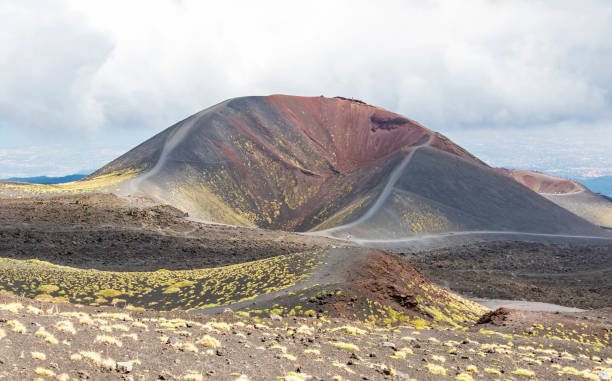 cratera silvestri inferiori (1886m) no monte etna, sicília, itália - volcano fumarole stone vulcanology - fotografias e filmes do acervo