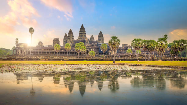 sunrise at ankor wat, siem reap, cambodge - ankor photos et images de collection